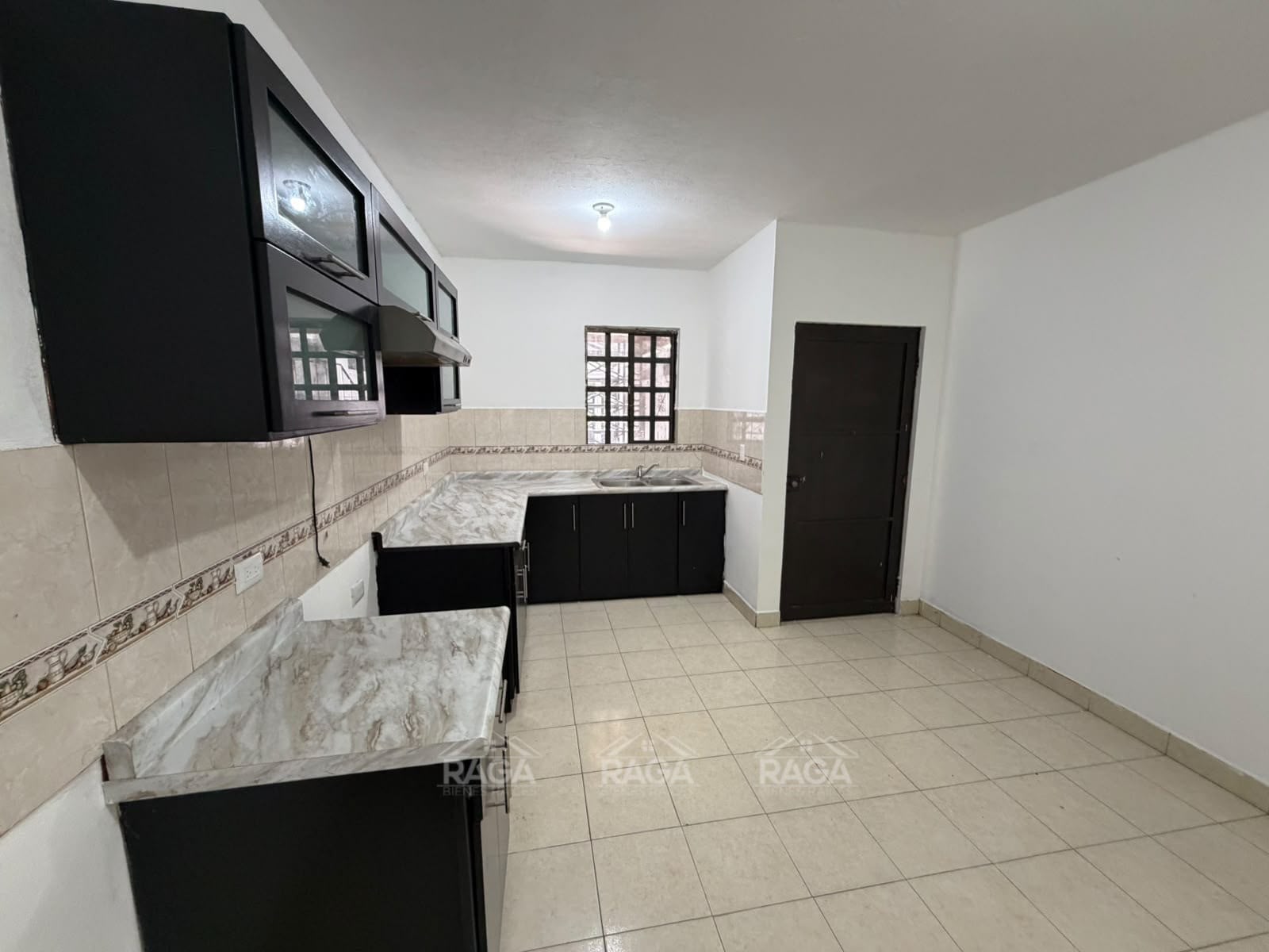 CASA SOBRE AVENIDA LAS TORRES!!! AL NORTE DE LA CIUDAD - Imagen 9